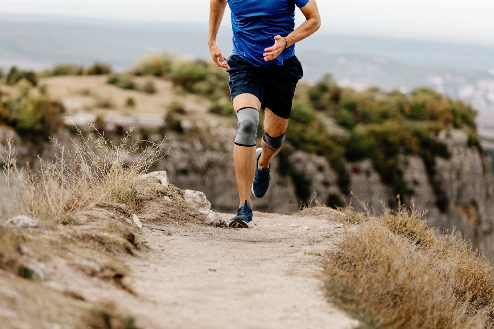 runner with knee braces